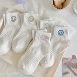 5 paires de chaussettes courtes fantaisistes à imprimé de visage de dessin animé – Tissu tricoté en polyester doux, respirant et confortable 5 paires de chaussettes courtes fantaisistes à imprimé de visage de dessin animé – Tissu tricoté en polyester doux, respirant et confortable