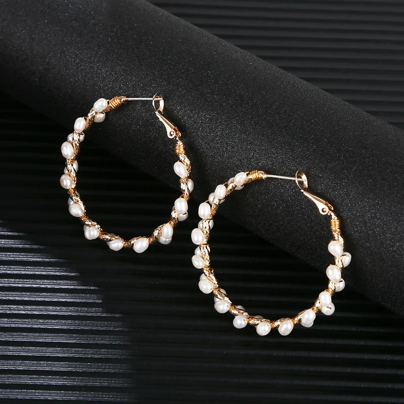 boucles d'oreilles en or plaqué or 18 carats pour femmes, bijoux de haute qualité, boucles d'oreilles à breloques circulaires tressées en perles d'eau douce naturelles boucles d'oreilles en or plaqué or 18 carats pour femmes, bijoux de haute qualité, boucles d'oreilles à breloques circulaires tressées en perles d'eau douce naturelles