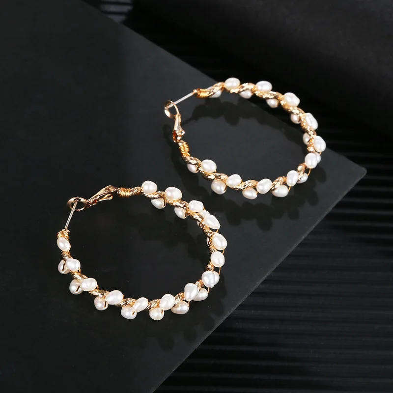 Boucles d’oreilles en or plaqué or 18 carats pour femmes, bijoux de haute qualité, boucles d’oreilles à breloques circulaires tressées en perles d’eau douce naturelles Boucles d’oreilles en or plaqué or 18 carats pour femmes, bijoux de haute qualité, boucles d’oreilles à breloques circulaires tressées en perles d’eau douce naturelles