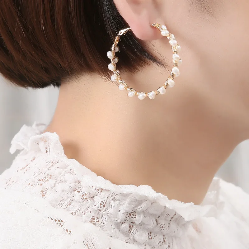 boucles d'oreilles en or plaqué or 18 carats pour femmes, bijoux de haute qualité, boucles d'oreilles à breloques circulaires tressées en perles d'eau douce naturelles boucles d'oreilles en or plaqué or 18 carats pour femmes, bijoux de haute qualité, boucles d'oreilles à breloques circulaires tressées en perles d'eau douce naturelles