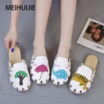 Chaussures plates coordonnantes médicales pour femmes, sabots d’infirmière coréenne, pantoufles à trous pour femmes, sabots de plage de laboratoire non ald, chaussures de travail d’été respirantes Chaussures plates coordonnantes médicales pour femmes, sabots d’infirmière coréenne, pantoufles à trous pour femmes, sabots de plage de laboratoire non ald, chaussures de travail d’été respirantes