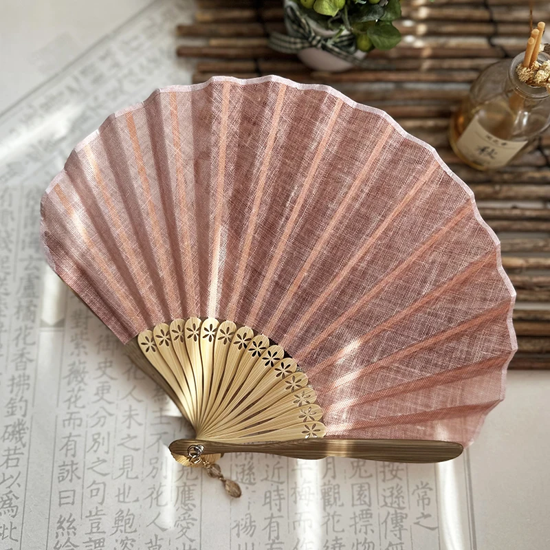 Éventail pliant en bambou en tissu de soie en forme de coquille rétro de style japonais avec pendentif, éventails à main de mariage, os d'éventail incurvé de couleur unie Éventail pliant en bambou en tissu de soie en forme de coquille rétro de style japonais avec pendentif, éventails à main de mariage, os d'éventail incurvé de couleur unie