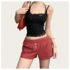 culotte carrée fine à carreaux rouges et verts pour femmes, portée sous un pantalon à jambes larges, style de rue américain