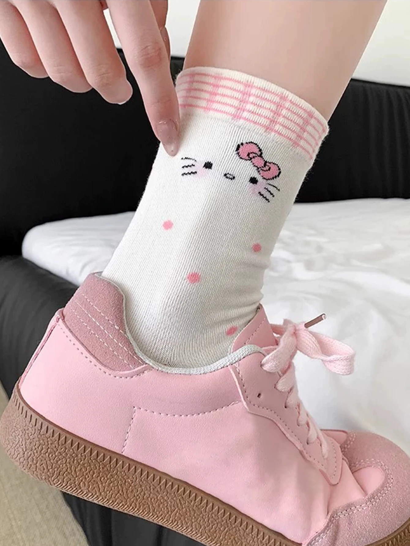 3 paires de miniso version coréenne style académique sanrio motif de dessin animé hello kitty chaussettes mi mollet simples et confortables pour femmes 3 paires de miniso version coréenne style académique sanrio motif de dessin animé hello kitty chaussettes mi mollet simples et confortables pour femmes