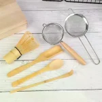 Ensemble de fouets Matcha en bambou fait à la main, cuillère à thé traditionnelle, passoire à thé profonde, support de rangement pour fouet transparent, 4 pièces Ensemble de fouets Matcha en bambou fait à la main, cuillère à thé traditionnelle, passoire à thé profonde, support de rangement pour fouet transparent, 4 pièces