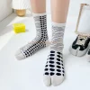 1 paire de chaussettes jacquard colorées à deux orteils pour femmes, en coton doux et respirant, à bout fendu, plantes chics amusantes, chaussettes tabi à rayures léopard