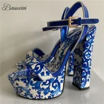Sandales à talons épais et plateforme haute pour femmes, lanière à la cheville, imprimé floral, chaussures d’été de luxe en cuir verni pour filles Sandales à talons épais et plateforme haute pour femmes, lanière à la cheville, imprimé floral, chaussures d’été de luxe en cuir verni pour filles