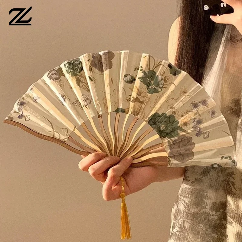 Éventail pliable à main portable, nouveaux accessoires de danse de style chinois, éventail à coque rétro pour femmes et hommes, éventail pliant en bois de bambou et de fleurs en soie Éventail pliable à main portable, nouveaux accessoires de danse de style chinois, éventail à coque rétro pour femmes et hommes, éventail pliant en bois de bambou et de fleurs en soie