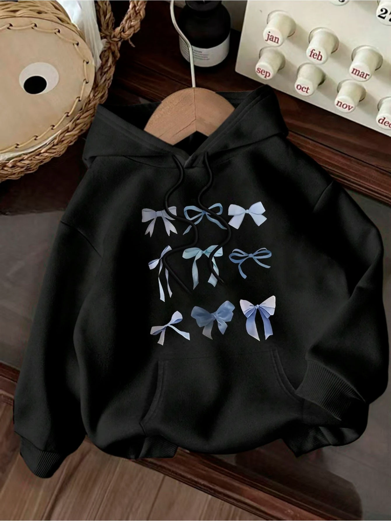 sweat à capuche imprimé de style frais avec nœud bleu créatif pour femmes, automne et hiver 2025, sweat à capuche à manches longues pour vêtements pour femmes sweat à capuche imprimé de style frais avec nœud bleu créatif pour femmes, automne et hiver 2025, sweat à capuche à manches longues pour vêtements pour femmes