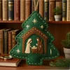 ornements en feutre faits à la main avec scène de nativité dans un style d'art moderne pour la décoration d'arbre de noël et une atmosphère festive de la maison