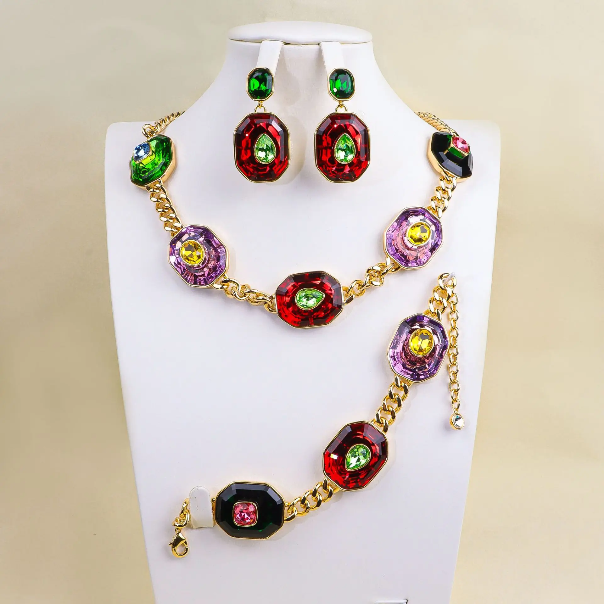 ensemble de bijoux en cristal pour femmes, collier et boucles d'oreilles de luxe léger, accessoires dopamine colorés ensemble de bijoux en cristal pour femmes, collier et boucles d'oreilles de luxe léger, accessoires dopamine colorés