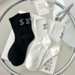 Chaussettes d&rsquo;équipage pour femmes, Style Design Unique, essayant mes meilleures lettres brodées, chaussettes de sport respirantes pour filles, chaussettes en coton noir et blanc