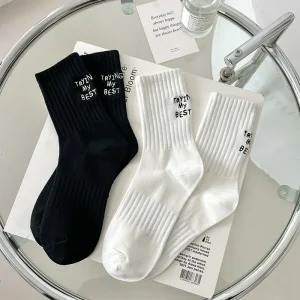 Chaussettes d&rsquo;équipage pour femmes, Style Design Unique, essayant mes meilleures lettres brodées, chaussettes de sport respirantes pour filles, chaussettes en coton noir et blanc