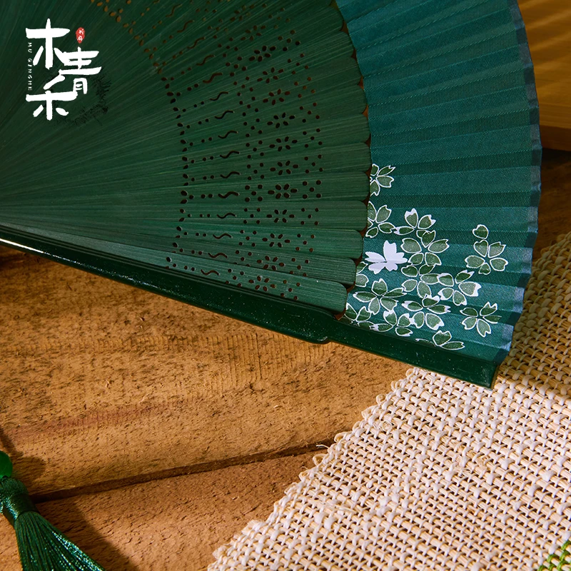Éventail pliable portable de 21cm, style chinois rétro série verte dégradé de fleurs de cerisier pour danse quotidienne cheongsam Éventail pliable portable de 21cm, style chinois rétro série verte dégradé de fleurs de cerisier pour danse quotidienne cheongsam