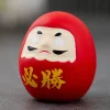 poupée daruma en céramique japonaise, artisanat inspiré de la richesse, décor de prospérité, breloque porte bonheur, ornement de fortune, paysage, décor de bureau pour la maison