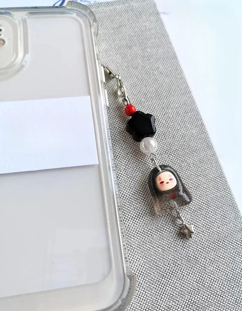 Breloque de téléphone Kaonashi Kawaii No Face, charme de téléphone Anime, charme de téléphone inspiré de Studio Ghibli, breloque en résine Breloque de téléphone Kaonashi Kawaii No Face, charme de téléphone Anime, charme de téléphone inspiré de Studio Ghibli, breloque en résine