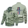 un manteau pour hommes avec un grand logo, doté d'une capuche amovible, un style à la mode et est un vêtement d'extérieur ample adapté au printemps