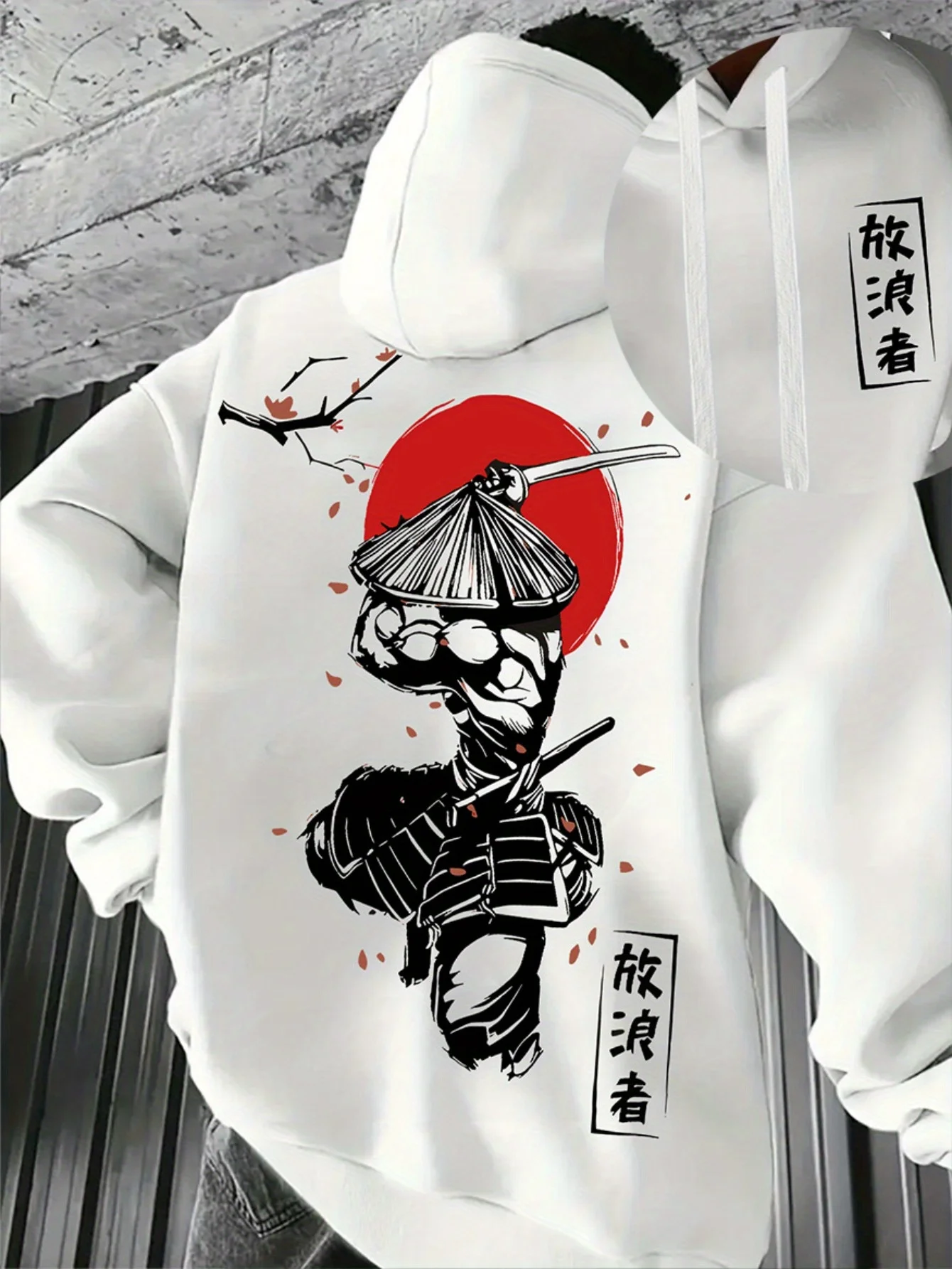 Sweat à capuche graphique samouraï pour hommes – Imprimé épéiste d’inspiration japonaise avec fleurs de cerisier et soleil rouge Sweat à capuche graphique samouraï pour hommes – Imprimé épéiste d’inspiration japonaise avec fleurs de cerisier et soleil rouge