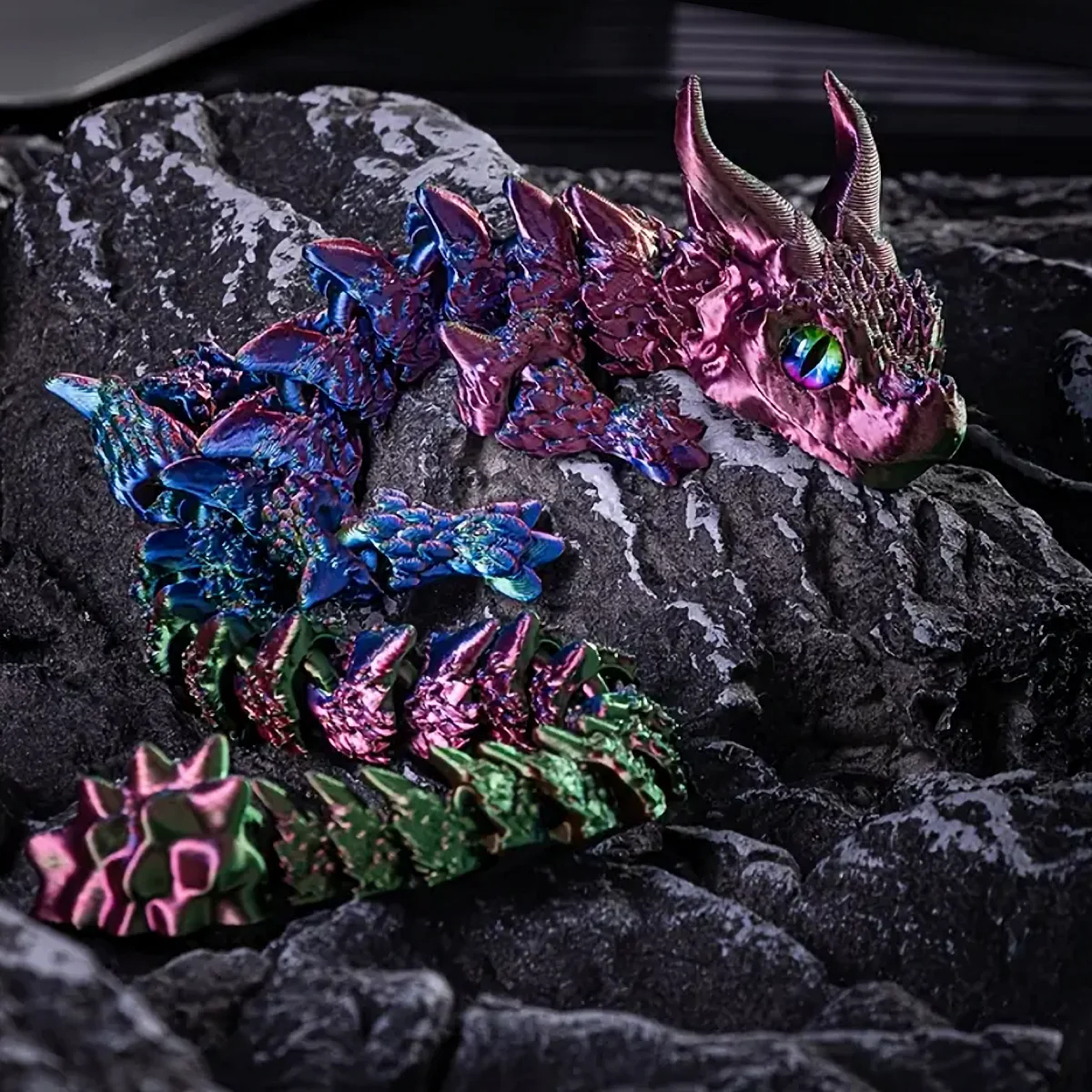 charmante figurine de dragon à double corne imprimée en 3d, avec yeux aléatoires, idéale pour l'ornement de voiture, la décoration de la maison et de la voiture, le salon, 1 pièce charmante figurine de dragon à double corne imprimée en 3d, avec yeux aléatoires, idéale pour l'ornement de voiture, la décoration de la maison et de la voiture, le salon, 1 pièce