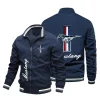 un manteau pour hommes avec un grand logo, doté d'une capuche amovible, un style à la mode et est un vêtement d'extérieur ample adapté au printemps