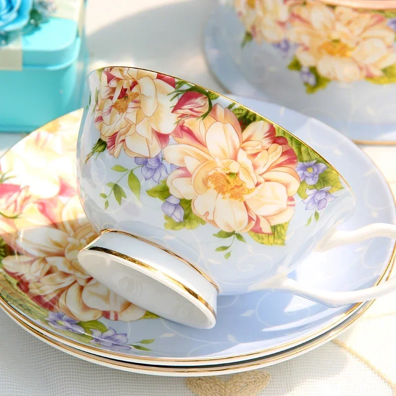 service à café européen 15 pièces, théière à fleurs en céramique, tasse en porcelaine à la mode et porcelaine domestique service à café européen 15 pièces, théière à fleurs en céramique, tasse en porcelaine à la mode et porcelaine domestique