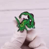 broche en émail dragon pokemon rayquaza pour femmes, épingles à revers de dessin animé, badges sur sac à dos, accessoires pour vêtements, bijoux, cadeau pour fans