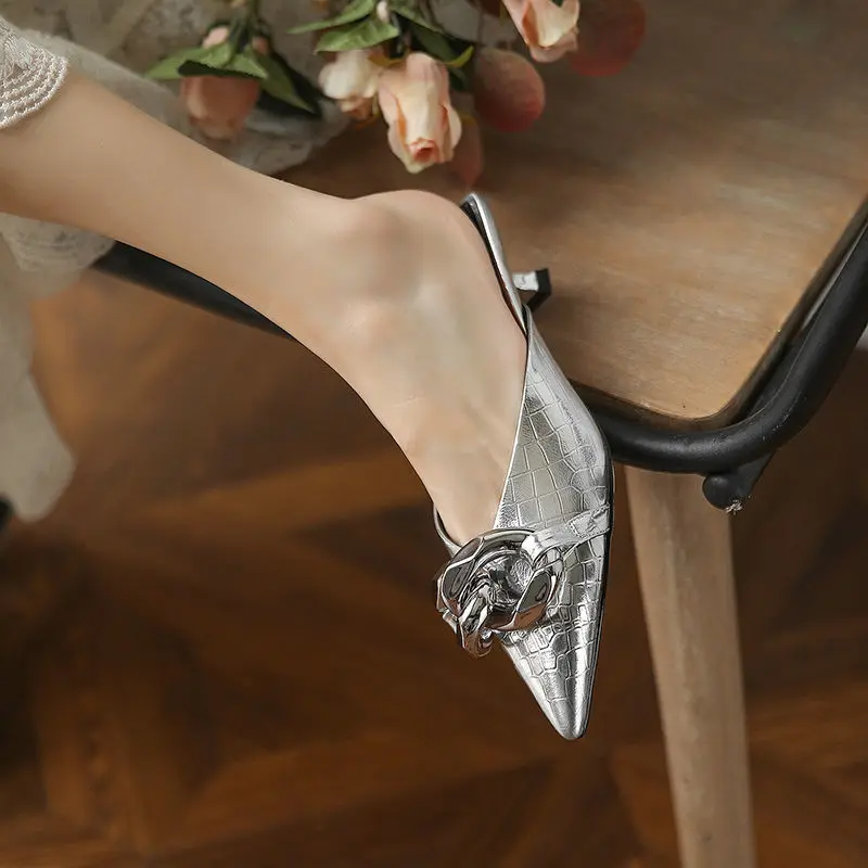 chaussures pointues imperméables coordonnantes pour femmes, pantoufles et sandales pour dames, toboggans à fleurs, extérieur plat, corée unique, vip, nouveau style chaussures pointues imperméables coordonnantes pour femmes, pantoufles et sandales pour dames, toboggans à fleurs, extérieur plat, corée unique, vip, nouveau style