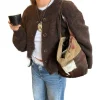 cardigan : pull ouvert sur le devant en tricot épais avec boutons en bois et bordure à franges, coupe décontractée à manches longues pour le bureau boho
