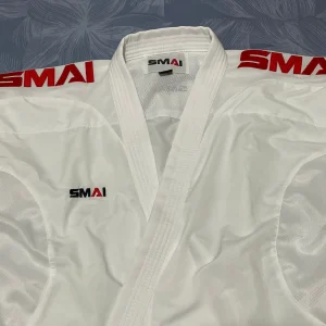 Karaté officiel GI SMAI Kumite WKF approuvé Kumite GI Logo rouge Karaté GI uniformes unisexe rouge/bleu/blanc broderie d&rsquo;épaule