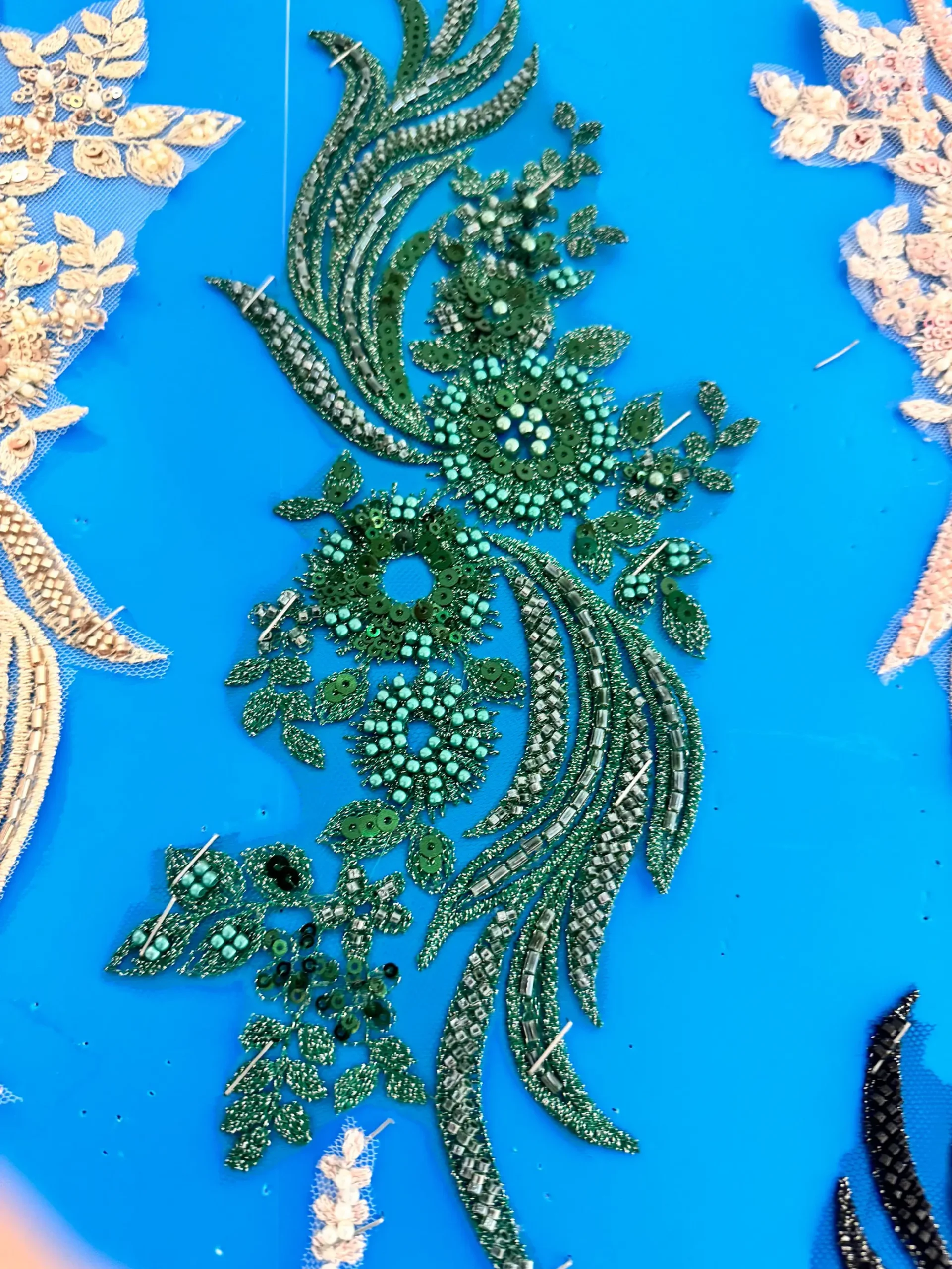 une paire de foulards en diamant faits à la main, matériel de perles pour robe de soirée, tissu de cou, paillettes perlées, décoration de vêtements appliqués une paire de foulards en diamant faits à la main, matériel de perles pour robe de soirée, tissu de cou, paillettes perlées, décoration de vêtements appliqués