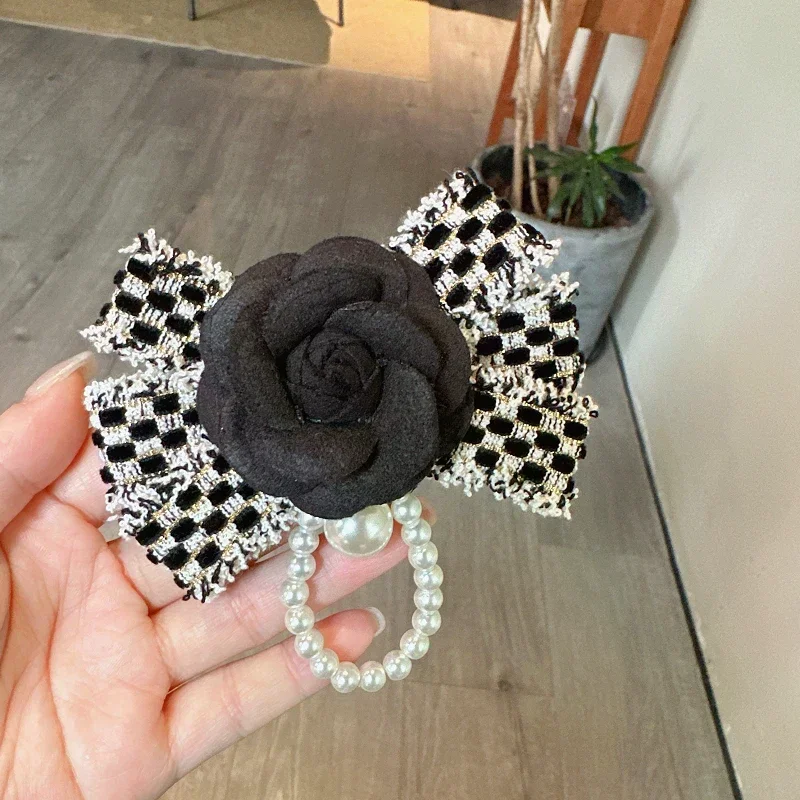 ruban noir, petit nœud à carreaux parfumé, broche à pampilles en perles de camélia, broche à nœud papillon deuil noir ruban noir, petit nœud à carreaux parfumé, broche à pampilles en perles de camélia, broche à nœud papillon deuil noir