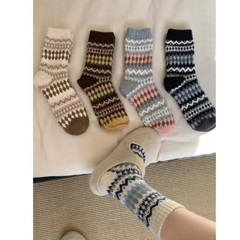 chaussettes chaudes en laine de style ethnique rétro japonais, style nordique, chaussettes à poils épais, chaussettes de confinement, automne et hiver chaussettes chaudes en laine de style ethnique rétro japonais, style nordique, chaussettes à poils épais, chaussettes de confinement, automne et hiver