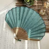 Éventail pliant en bambou en tissu de soie en forme de coquille rétro de style japonais avec pendentif, éventails à main de mariage, os d'éventail incurvé de couleur unie