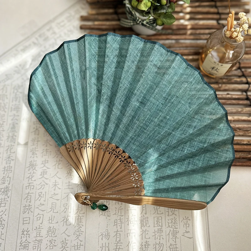 Éventail pliant en bambou en tissu de soie en forme de coquille rétro de style japonais avec pendentif, éventails à main de mariage, os d'éventail incurvé de couleur unie Éventail pliant en bambou en tissu de soie en forme de coquille rétro de style japonais avec pendentif, éventails à main de mariage, os d'éventail incurvé de couleur unie