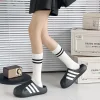 une paire de chaussettes pour fille simples et polyvalentes avec un design patchwork noir et blanc pour le printemps et l'automne.
