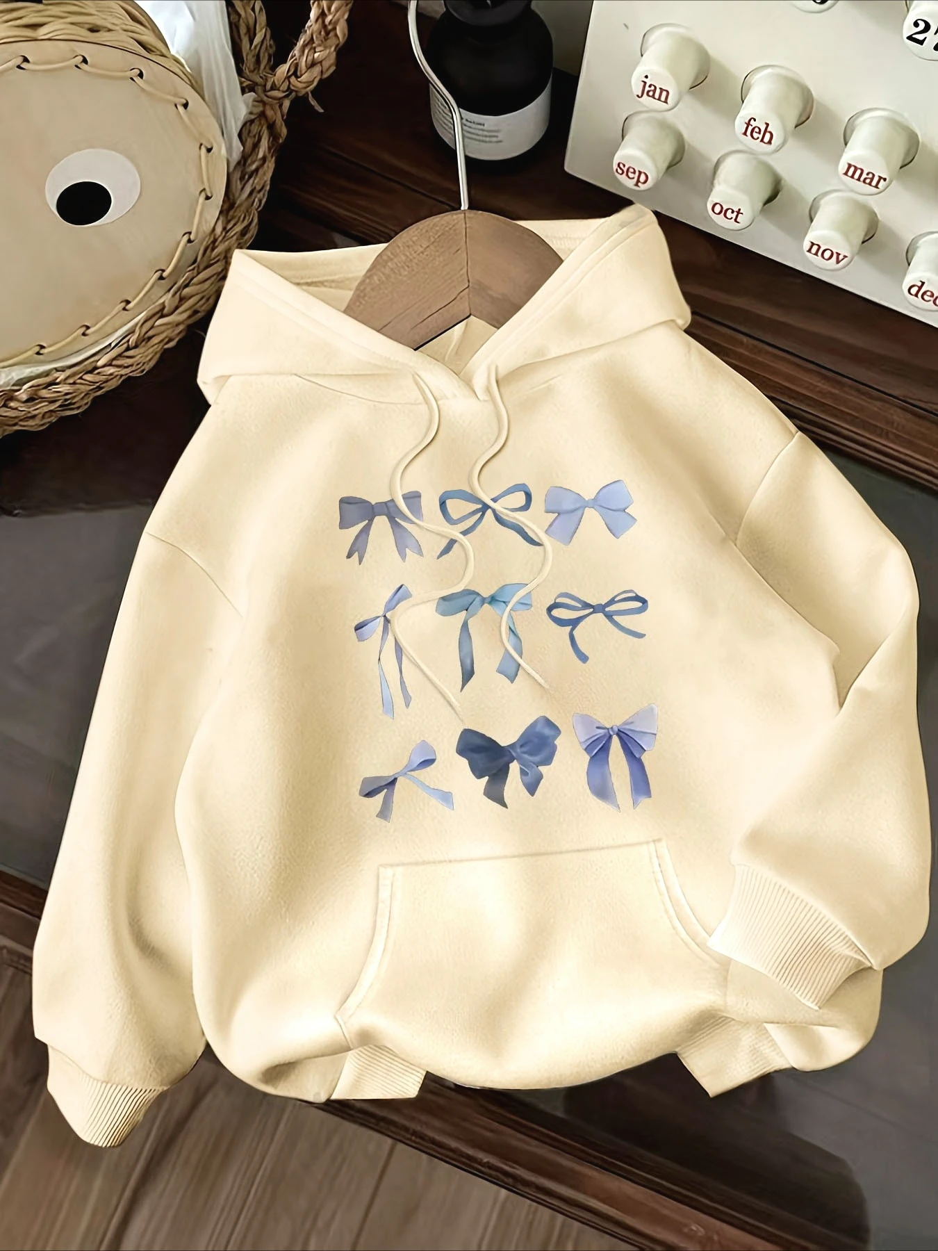 sweat à capuche imprimé de style frais avec nœud bleu créatif pour femmes, automne et hiver 2025, sweat à capuche à manches longues pour vêtements pour femmes sweat à capuche imprimé de style frais avec nœud bleu créatif pour femmes, automne et hiver 2025, sweat à capuche à manches longues pour vêtements pour femmes