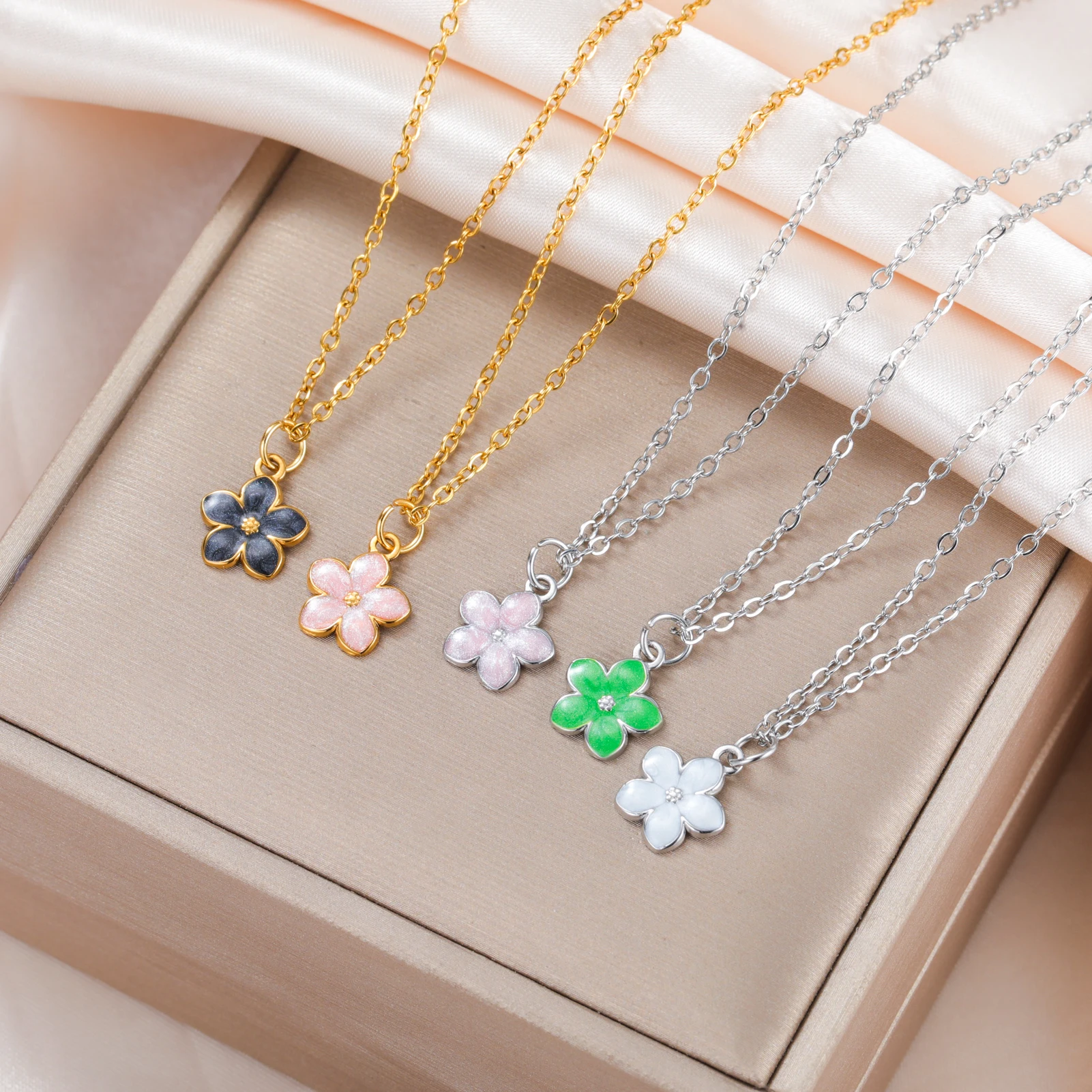 colliers avec pendentif en forme de fleur en émail doux pour femmes et filles, en acier inoxydable, couleur or, fleur de cerisier, marguerite, bijoux, cadeau d'anniversaire colliers avec pendentif en forme de fleur en émail doux pour femmes et filles, en acier inoxydable, couleur or, fleur de cerisier, marguerite, bijoux, cadeau d'anniversaire