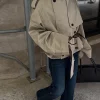 Trench court kaki pour femmes, épaulettes, col montant, cordon de serrage à la taille, veste ceinturée, tendance, vêtements d’extérieur pratiques, 2025 Trench court kaki pour femmes, épaulettes, col montant, cordon de serrage à la taille, veste ceinturée, tendance, vêtements d’extérieur pratiques, 2025