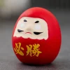poupée daruma en céramique japonaise, artisanat inspiré de la richesse, décor de prospérité, breloque porte bonheur, ornement de fortune, paysage, décor de bureau pour la maison