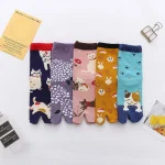 Chaussettes unisexes à deux doigts avec imprimé chat de dessin animé, tongs de kimono japonais, sandale fendue, chaussettes Tabi pour femmes et hommes, Harajuku, mignon Chaussettes unisexes à deux doigts avec imprimé chat de dessin animé, tongs de kimono japonais, sandale fendue, chaussettes Tabi pour femmes et hommes, Harajuku, mignon