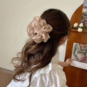 Pince à cheveux en fil de soie pour femmes, nouveau style à la mode, haut de gamme, sensation arrière, pince à cheveux polyvalente en forme de requin, cadeau de coiffure Pince à cheveux en fil de soie pour femmes, nouveau style à la mode, haut de gamme, sensation arrière, pince à cheveux polyvalente en forme de requin, cadeau de coiffure