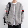 Veste Cardigan tricotée pour hommes, automne et hiver, Style collégial, pull à col montant en pin large, pull décontracté à rayures coréennes