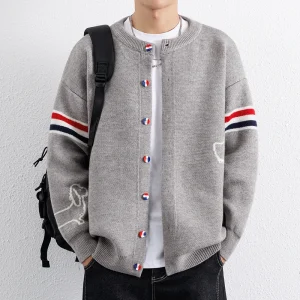 Veste Cardigan tricotée pour hommes, automne et hiver, Style collégial, pull à col montant en pin large, pull décontracté à rayures coréennes