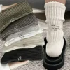 chaussettes de sport respirantes en coton pour hommes et femmes, chaussettes décontractées monochromes, chaussettes hip hop skateboard, nouveau créateur, équipage, automne, hiver