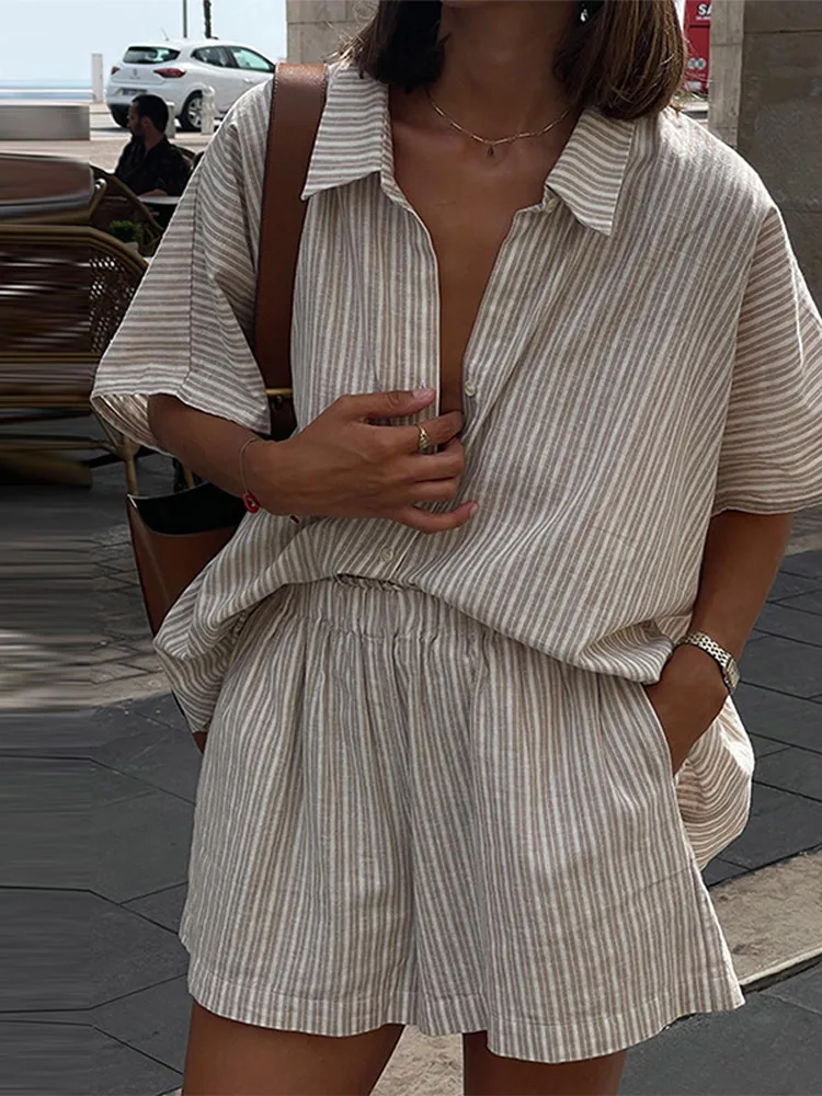 ensemble chemise et short à rayures pour femmes, ample, simple boutonnage, haut à manches courtes, taille haute, cordon de serrage, pantalon court, vêtements de plage, été 2025 ensemble chemise et short à rayures pour femmes, ample, simple boutonnage, haut à manches courtes, taille haute, cordon de serrage, pantalon court, vêtements de plage, été 2025
