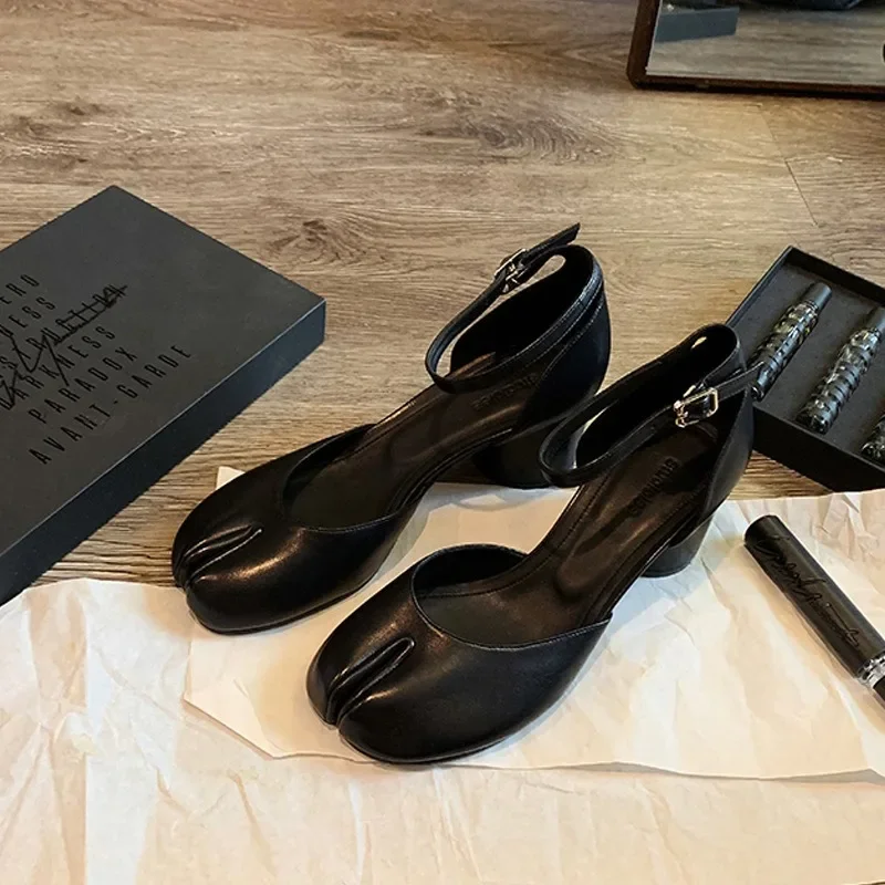 mode tabi ninja chaussures femmes bout fendu peu profond talon épais sandales simple mi talon mary janes chaussures femmes pompes mode tabi ninja chaussures femmes bout fendu peu profond talon épais sandales simple mi talon mary janes chaussures femmes pompes
