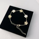 Bracelet élégant coréen japonais à cinq pétales de fleurs, à la mode, polyvalent, personnalisé, Micro-ensemble de bijoux floraux en cuivre Bracelet élégant coréen japonais à cinq pétales de fleurs, à la mode, polyvalent, personnalisé, Micro-ensemble de bijoux floraux en cuivre