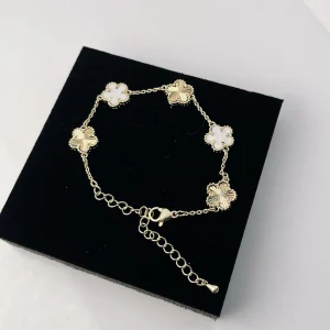 Bracelet élégant coréen japonais à cinq pétales de fleurs, à la mode, polyvalent, personnalisé, Micro-ensemble de bijoux floraux en cuivre Bracelet élégant coréen japonais à cinq pétales de fleurs, à la mode, polyvalent, personnalisé, Micro-ensemble de bijoux floraux en cuivre