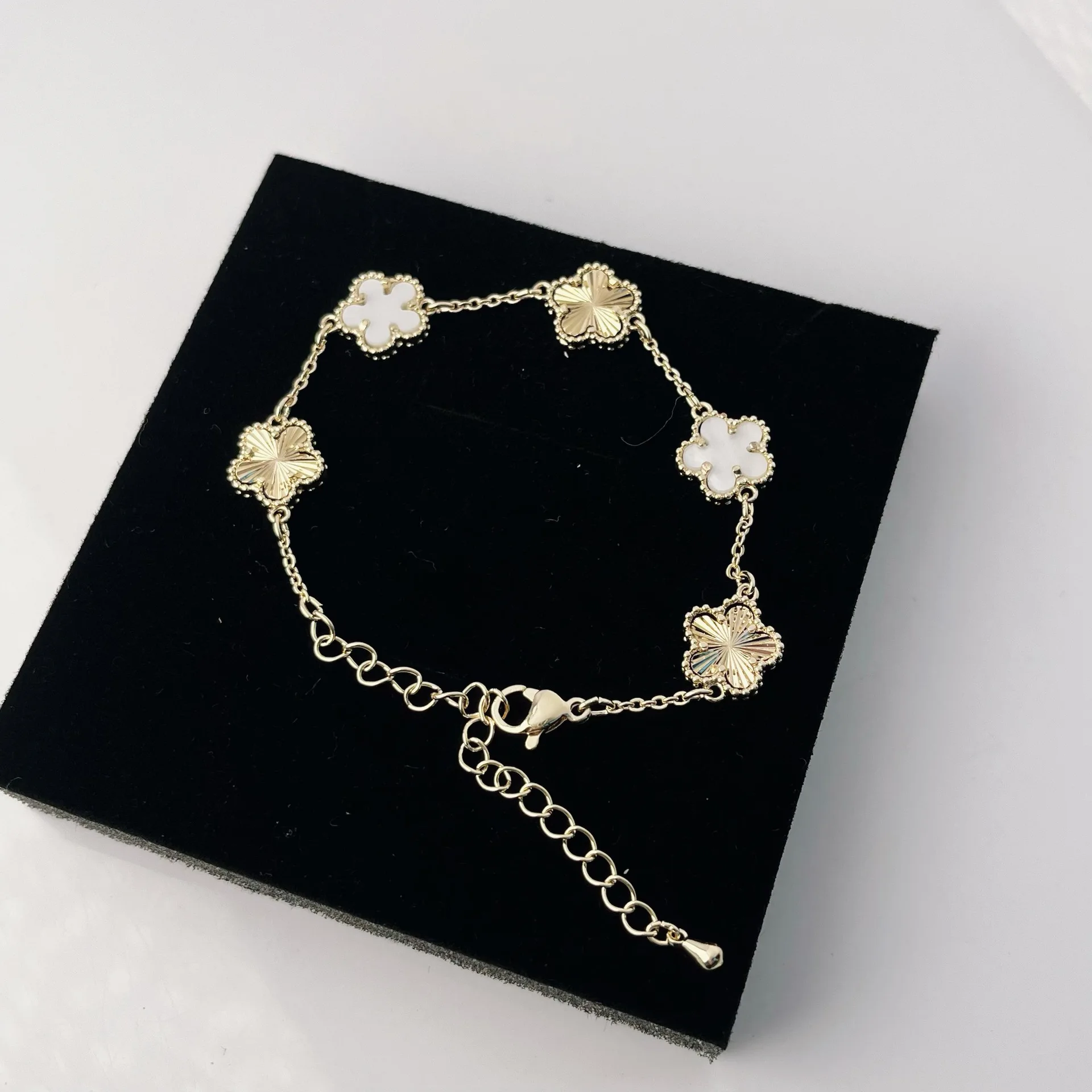 Bracelet élégant coréen japonais à cinq pétales de fleurs, à la mode, polyvalent, personnalisé, Micro-ensemble de bijoux floraux en cuivre Bracelet élégant coréen japonais à cinq pétales de fleurs, à la mode, polyvalent, personnalisé, Micro-ensemble de bijoux floraux en cuivre