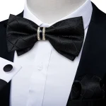 Noeud papillon pré-attaché noir uni avec demi-anneau en diamant, ensemble de boutons de manchette carrés de poche à la mode, fête d’affaires, nœud papillon de luxe pour hommes Noeud papillon pré-attaché noir uni avec demi-anneau en diamant, ensemble de boutons de manchette carrés de poche à la mode, fête d’affaires, nœud papillon de luxe pour hommes